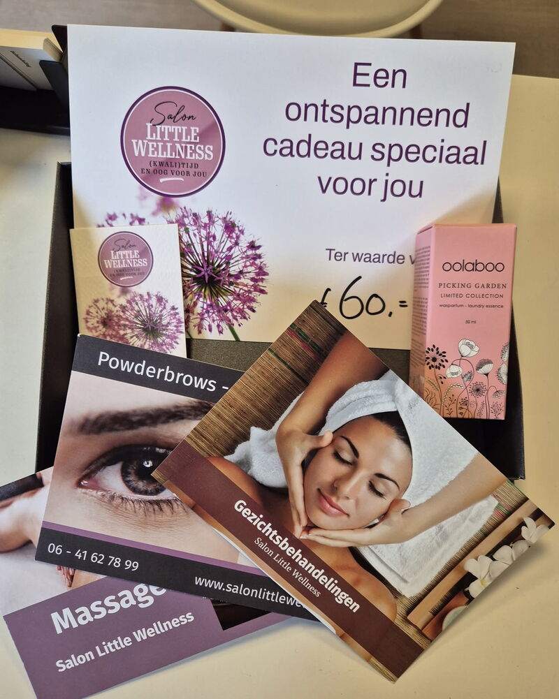 Little Wellness kadobon in een cadeaubox, met een Oolaboo-product en folders over powderbrows, gezichtsbehandelingen en massage