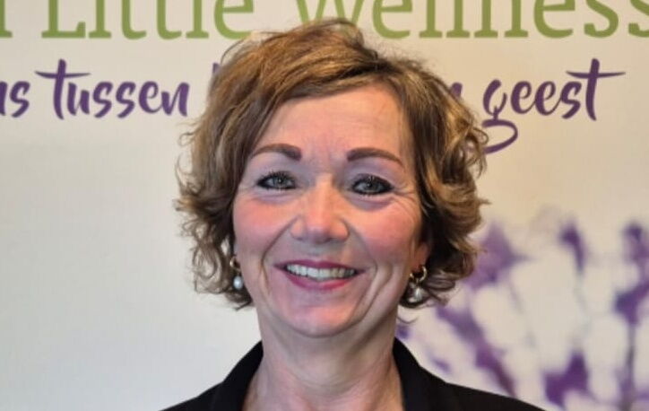 Na de behandeling: dezelfde klant met volle, zacht gepoederde wenkbrauwen